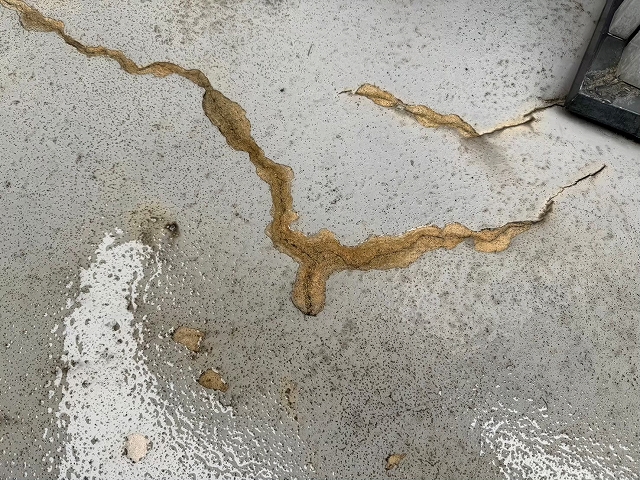 階段防水のクラック